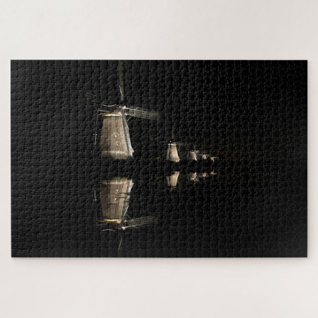 Belichtete Windmühlen mit Reflexion nachts (Horizontal)