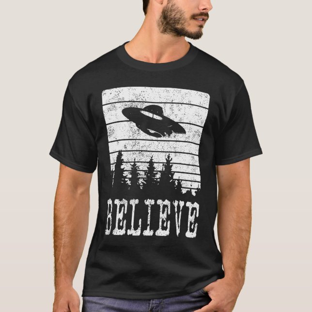 Believe Distressed Style Extraterrestrial UFO T-Shirt (Vorderseite)