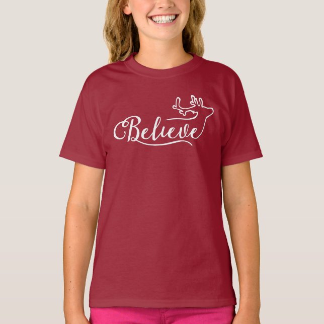 Believe Reindeer Script Shirt – Minimal Christmas  (Vorderseite)