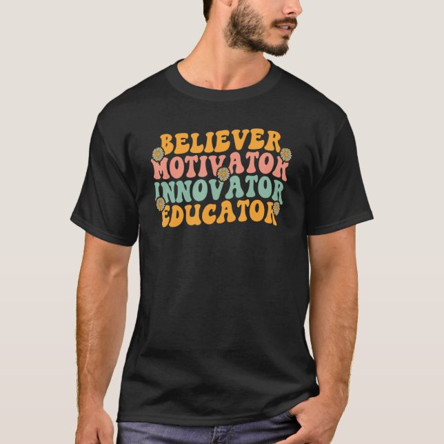 Believer Motivator Innovator Educator Retro Groovy T-Shirt (Vorderseite)