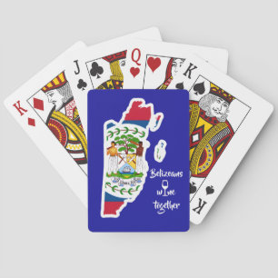 Belizeaner trinken zusammen spielkarten
