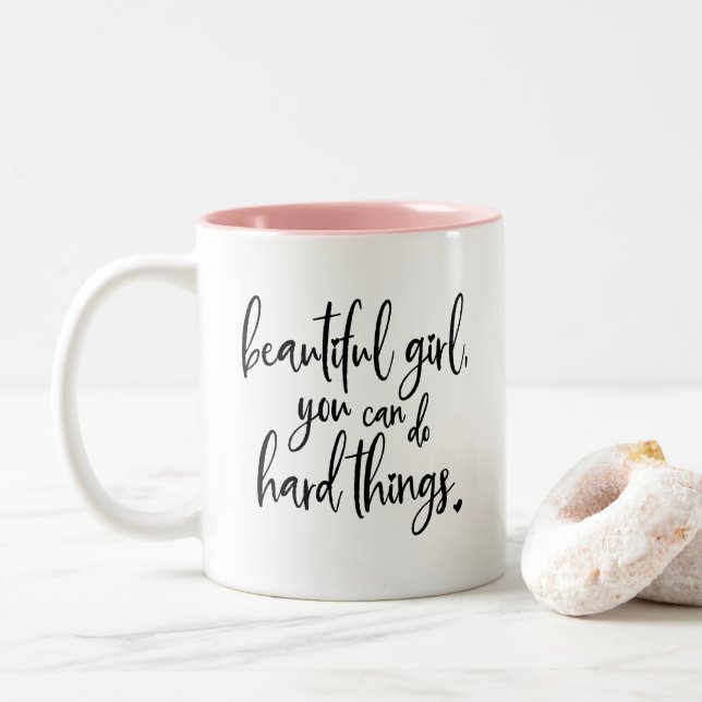 Belle fille vous pouvez faire la tasse de café (Avec donut)