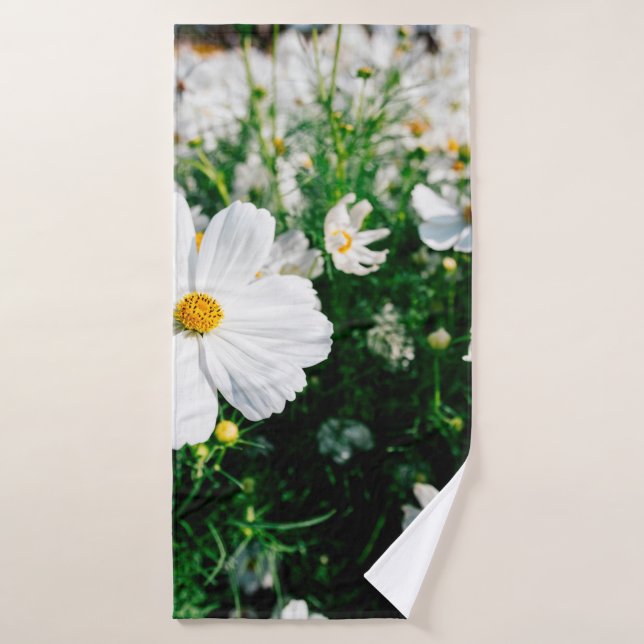 Belle fleurs de cosmos blanc fleurissant dans la g (Serviette de bain)