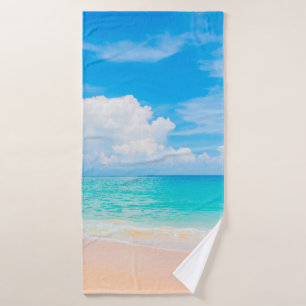 Belle plage tropicale avec ciel bleu et c blanc