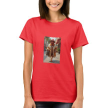 belle poule habillée d'un t-shirt manteau