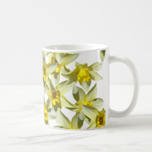 Belle tasse de classique de jonquilles