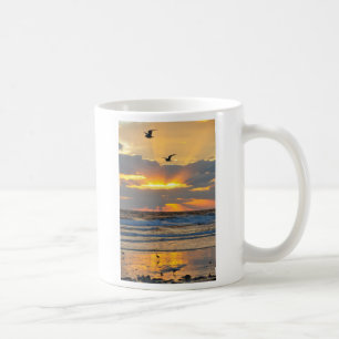 Belle tasse de paysage de lever de soleil de plage