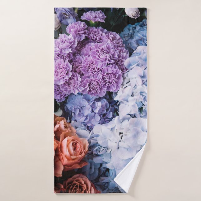 Belles fleurs florissantes (roses, hydrangées, c (Serviette de bain)