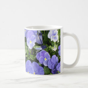 Belles fleurs pourpres sur une tasse de café