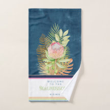 Belles fleurs tropicales sur coutume bleu batik