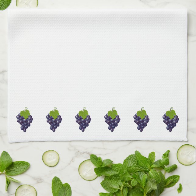 Belles tasses de raisins sur la serviette de cuisi (Plié)