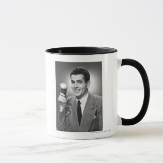 Bemannen Sie das Halten des Glases Bieres im Tasse