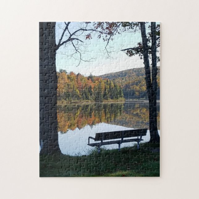Bench mit Blick auf den Herbst Alberta Michigan (Vertikal)
