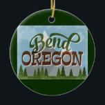 Bend Oregon Fun Retro Snowy Mountains Keramik Ornament<br><div class="desc">Bend Oregon neo Vintage Reisedesign im lustigen Retro-Cartoon-Stil mit schneebedeckten Bergen,  Wäldern und Bäumen darunter,  blauen Himmel und coolem Retro-Skript-Text.</div>