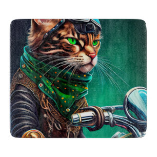Bengal-Katze fährt Fahrrad am St. Patrick's Day Schneidebrett