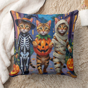Bengal-Katzen beim Trick-or-Treat in Halloween-Kos Kissen