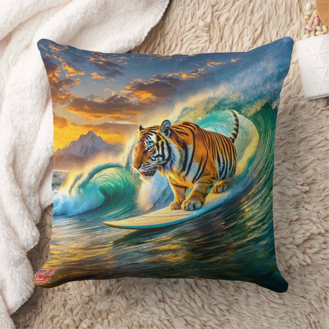 Bengalisch auf einem Surfboard-Design von Rich AMe Kissen (Decke)