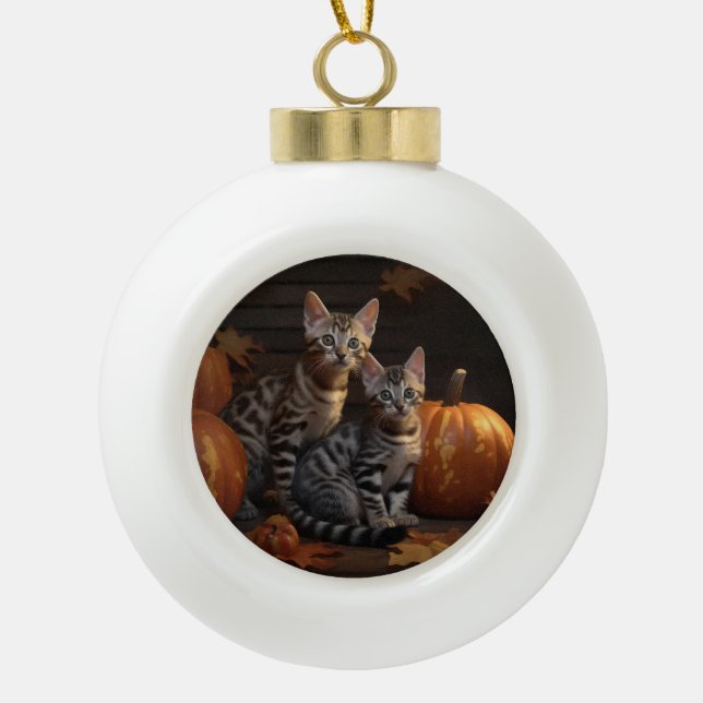 Bengalisch Kitten Autumn Delight Pumpkin Keramik Kugel-Ornament (Vorderseite)