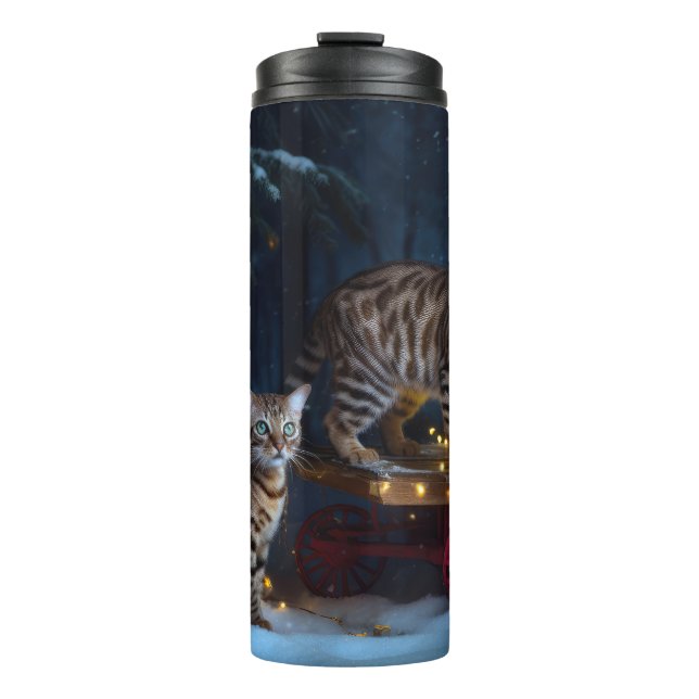 Bengalisches Cat Snowy Sleigh Ride Weihnachtsdekor Thermosbecher (Vorderseite)