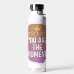 BENITAIRÉ TRINKFLASCHE<br><div class="desc">Welcome to BENITAIRÉ. The fashion empire that dares you to own your spotlight. We’re not just a brand — we’re a movement. A message. A mindset. BENITAIRÉ was born to crown the fearless, the bold, the unstoppable — the ones who don’t just follow trends, they are the trend. Luxury meets...</div>