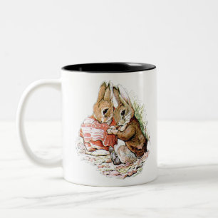 Benjamin Bunny und Peter Rabbit planen ihren Angri Zweifarbige Tasse