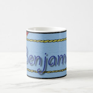 Benjamin trägt Tasse zur Schau