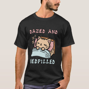Benommen und bettpilliert - Süßes schlafendes Katz T-Shirt