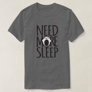 Benötigen Sie mehr Schwarz-weißen gähnenden T-Shirt