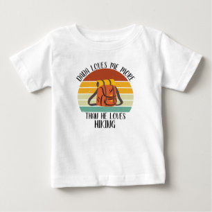 BENUTZERDEFINIERT Dada liebt mich mehr als Wandern Baby T-shirt