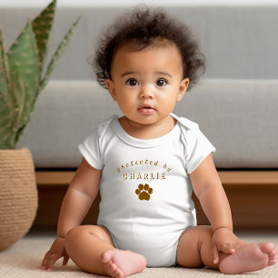Benutzerdefiniert geschützt durch [Name des Beglei Baby Strampler