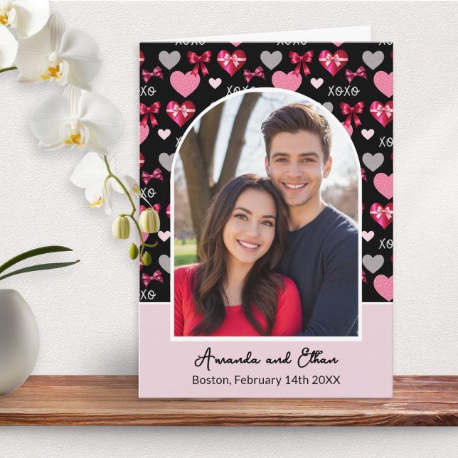 Benutzerdefinierte Foto-Bögen und -Herzen zum Vale Karte (A modern Valentine's Day card with photo in an arch shape, personalized text, and hearts and bows)