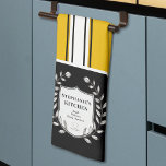 Benutzerdefinierte gelbe, weiße Streifen Geschirrtuch<br><div class="desc">Das Design "Custom Yellow White Black Stripes" bietet eine fette, zeitgenössische Ästhetik mit einem auffallenden vertikalen Streifen in Gelb, Weiß und Schwarz. Dieses vielseitige Design eignet sich perfekt für Produkte der Wohngestaltung, wie z.B. Kopfkissen, Bettwäsche, Vorhänge, Teppiche und Wandkunst, die jedem Raum eine elegante, moderne Touch verleihen. Ideal für Wohn-,...</div>
