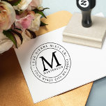 Benutzerdefinierte Monogramm-Kautschukadresse Gummistempel<br><div class="desc">Klassisches Design mit großen Monogramm in der Mitte,  mit der Adresse im Außenbereich.</div>