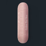 Benutzerdefinierte Text-Rose Gold Blush Glitzer Sp Skateboard<br><div class="desc">Benutzerdefinierte Text-Rose Gold Blush Glitzer Sparkle Tropfen Rosa Hochzeit oder Party Supplies / Geschenk - Fügen Sie Ihren einzigartigen Text / Name oder entfernen Sie Text - Make Your Special Gift - Neu formatieren und verschieben oder entfernen und fügen Sie Text / Elemente mit Anpassungstool. Design von MIGNED. Bitte schauen...</div>