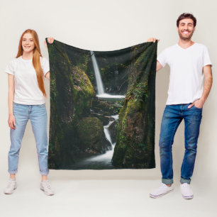 Benutzerdefinierte Wasserfall-Kaskade, die über üp Fleecedecke