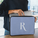 Benutzerdefinierter Anfangsname Eindeutige saubere Laptopschutzhülle<br><div class="desc">Dieser blaue Laptop-Ärmel zeigt ein einzigartiges Typografie-Design mit einem mit Monogramm Initial und Namen und fügt dem Gerät eine personalisierte Touch hinzu. Sein ausgeprägter Stil Set ihn auseinander und bietet sowohl Individualität als auch Schutz für Ihren Laptop. Mit dieser ausgeklügelten Hülle erweitern Sie Ihr technologisches Zubehör und kombinieren Einzigartigkeit und...</div>
