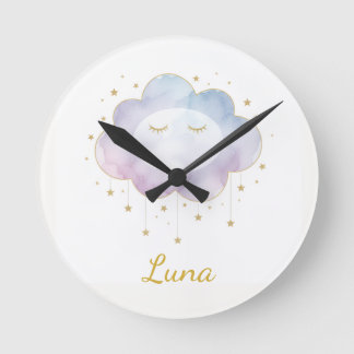 Benutzerdefinierter Babyname Lavendel-Wasserfarbe- Runde Wanduhr