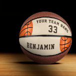 Benutzerdefinierter Basketball mit Name, Team und<br><div class="desc">Dieser Basketball ist ein personalisiertes Geschenk für Basketballspieler, Teamkollegen, Trainer, Freunde und Familie. Personalisieren Sie es mit Ihrem Teamnamen, Ihrer Nummer und Ihrem Namen. Das Design hat zwei Basketballzeichnungen auf der links und der rechten Seite. Ein toller Sake, um sich an Ihren Lieblingssport zu erinnern. Um die Kugel anzupassen klicken...</div>