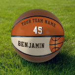 Benutzerdefinierter Basketball mit Teamname<br><div class="desc">Benutzerdefinierter Basketball mit Teamname Nummer. Dieser Basketball ist ein personalisiertes Geschenk für Basketballspieler, Teamkollegen, Trainer, Freunde und Familie. Personalisieren Sie es mit Ihrem Teamnamen, Ihrer Nummer und Ihrem Namen. Das Design hat einen Basketball auf der Seite. Ein toller Sake, um sich an Ihren Lieblingssport zu erinnern. Um die Kugel anzupassen...</div>