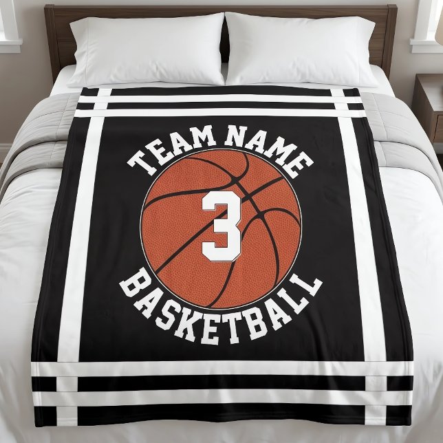 Benutzerdefinierter Basketball Teamname und Spiele Fleecedecke (Personalized basketball blankets with custom team name and player number, on bed.)