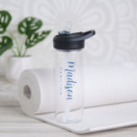 Benutzerdefinierter blauer Skriptname Trinkflasche<br><div class="desc">Maßgeschneiderte Klarwasserflasche mit Vornamen in einem fett blauen Skript mit Nachname in moderner Schrift. Die einfache,  personalisierte Wasserflasche kann auch zur Anzeige Ihres Unternehmens- oder Firmennamens verwendet werden.</div>