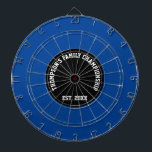 Benutzerdefinierter Familienname Datum schwarz und Dartscheibe<br><div class="desc">Personalisieren Sie Ihr Dartboard mit Ihrem Familiennamen und festem Jahr.
Ideal für lustige Familienmeisterschaftsabende!
Das Dartboard ist blau mit schwarzem Zentrum für ein stilvolles,  modernes Design.</div>