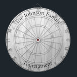Benutzerdefinierter Familienname Rustikale Holzsch Dartscheibe<br><div class="desc">Ändern Sie einfach den Familiennamen in der Designvorlage,  und erstellen Sie Ihr personalisiertes Familienname-Dartboard. Abmessungen: 18"Durchmesser,  1"h Umfasst 6 Messingdarts (3 amerikanische Dart-Flüge und 3 britische Dart-Flüge) Lebhafter,  vollfarbiger Druck mit Aluminiumrahmen und Hängehaken</div>