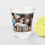 Benutzerdefinierter Familienname und Foto Schnapsglas<br><div class="desc">Fun Family Foto und individuelle Name Vorlage. Ändern Sie einfach das Foto und fügen Sie Ihren eigenen Namen hinzu. Großartiges Hauswärmeschenk oder Einzelstück für Ihre persönliche Küche.</div>