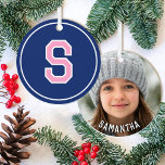 Benutzerdefinierter Foto Name Mit Monogramm Navy B Ornament Aus Metall<br><div class="desc">Mit diesem stilvollen mit Monogramm Design kreieren Sie Ihr eigenes Sake-Ornament! Die Vintage Retro-Typografie mit einem klassischen Schriftart im Blockstil. Dieses Template weist zwei Seiten auf, personalisiert mit dem Vornamen des Empfängers auf einer Seite und einem hoch geschätzten Foto auf der anderen Seite. Sie können auch einen individuelle Name oder...</div>
