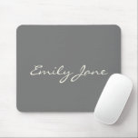 Benutzerdefinierter, grauer handgeschriebener Skri Mousepad<br><div class="desc">Dieses benutzerdefinierte Mauspad zeigt Ihren Namen in schönen handgeschriebenen Schriftzeichen auf einem stilvollen kohlegrauen Hintergrund. Tolle Geschenkidee.</div>