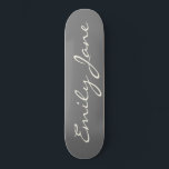 Benutzerdefinierter, grauer handgeschriebener Skri Skateboard<br><div class="desc">Dieses individuelle Skateboard zeigt Ihren Namen in schönen handgeschriebenen Schriftzeichen auf einem stilvollen kohlegrauen Hintergrund. Tolle Geschenkidee.</div>