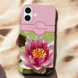 Benutzerdefinierter Monogramm Name Pink Water Lily iPhone 16 Plus Hülle