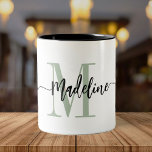 Benutzerdefinierter Monogrammname Modern Script-Wi Zweifarbige Tasse<br><div class="desc">Elegante, moderne Tasse mit individuelle Name und Monogramm in einem trendigen, handgeschriebenen Skriptkalligraphie-Design in minimalistisch staubigen Weisen grün und schwarz, dieses typografisch angetriebene Design macht ein großartiges Geschenk für Mitarbeiter, Lehrer, Coaches, Freundinnen, Freunde, Ehefrauen, Töchter oder andere Arbeits- oder Familienmitglieder! Ideal für das Büro oder die Wohngestaltung, diese schicke Tasse...</div>