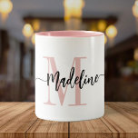 Benutzerdefinierter Monogrammname Modern Script-Wi Zweifarbige Tasse<br><div class="desc">Elegante, moderne Kaffeemaschine mit individuelle Name und Monogramm in einem trendigen, handgeschriebenen Skriptkalligraphie-Design in minimalistisch rot und schwarz, dieses typografisch angetriebene Design macht ein großartiges Geschenk für Mitarbeiter, Lehrer, Coaches, Freundinnen, Freunde, Ehefrauen, Töchter oder andere Arbeits- oder Familienmitglieder! Ideal für das Büro oder die Wohngestaltung, diese schicke Tasse macht ein...</div>